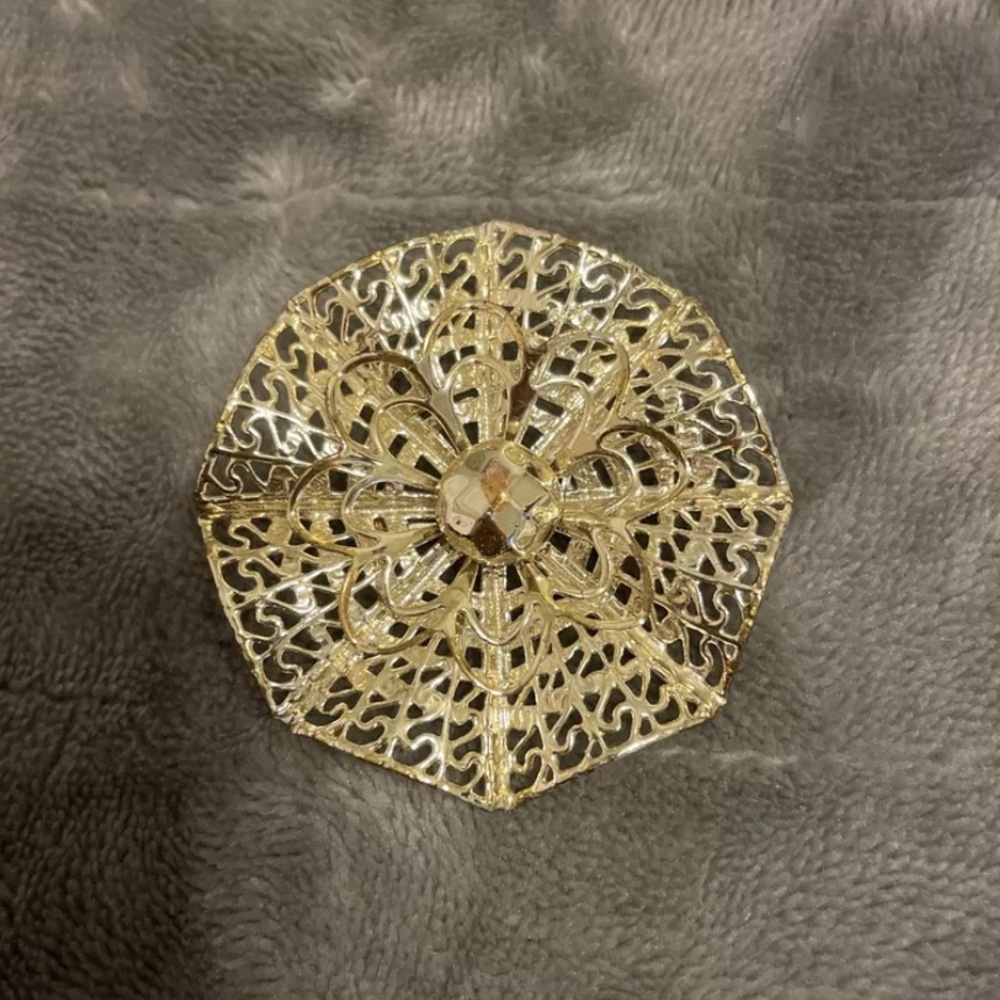 Vintage BROOCH Antique Gold Tone Metal Flower